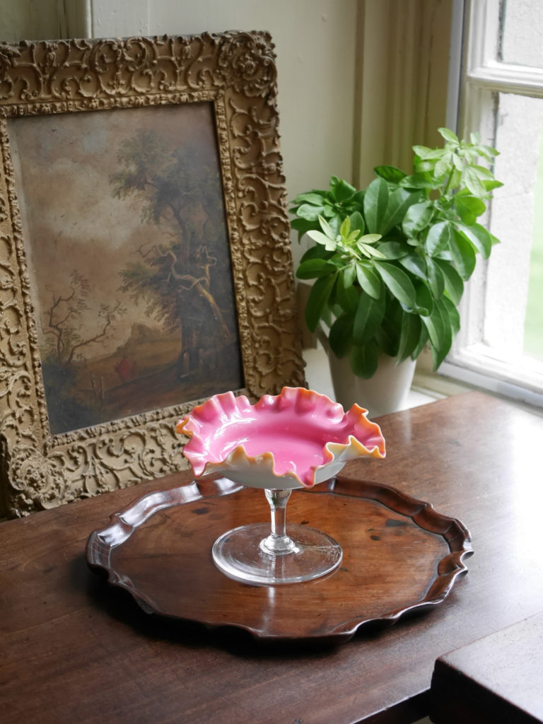 フリルの美しいピンクコンポート皿 (19世紀)