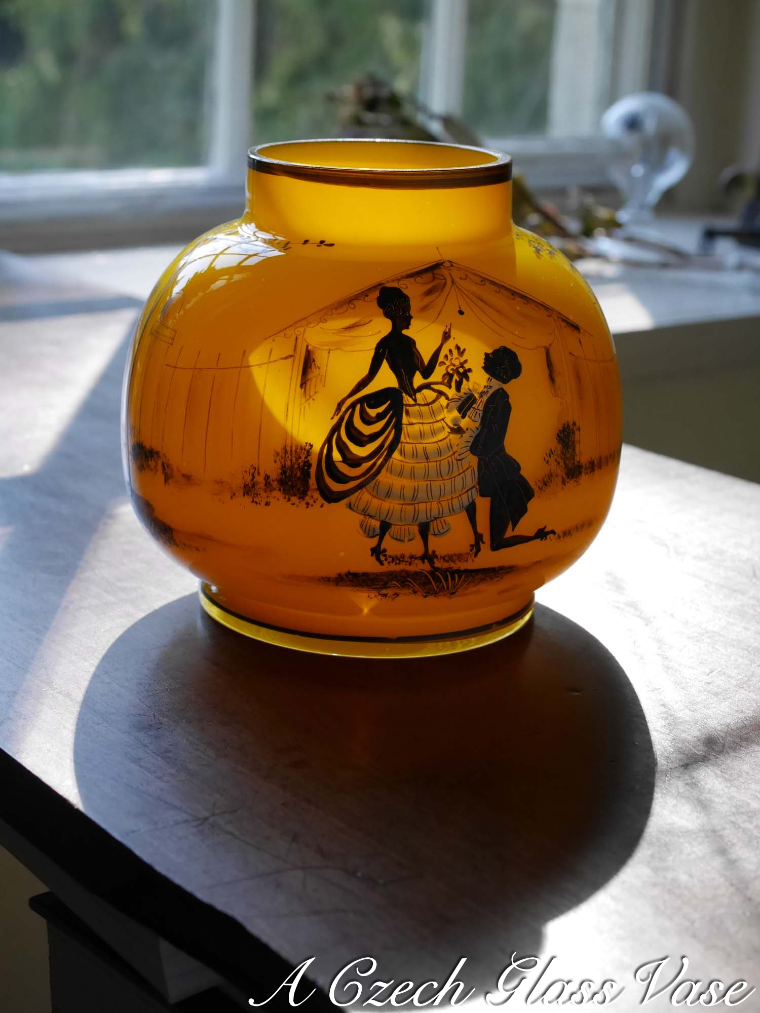 紳士と貴婦人が描かれた黄色の花瓶 (1900年前後) - Burghley Antiques