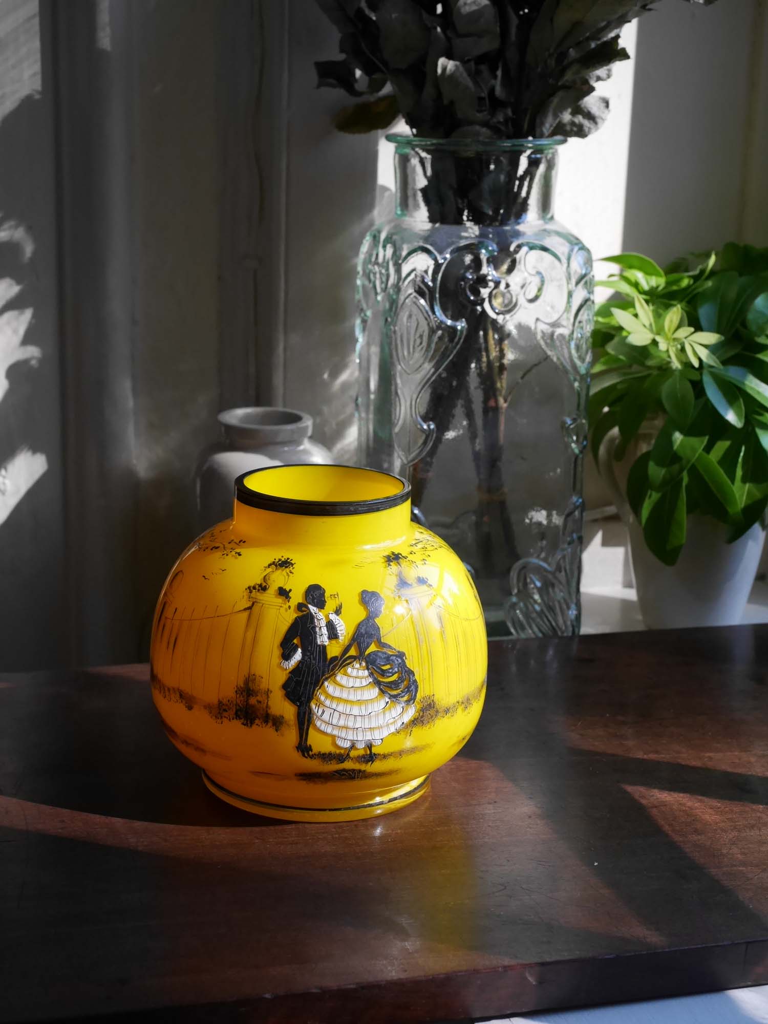紳士と貴婦人が描かれた黄色の花瓶 (1900年前後) - Burghley Antiques
