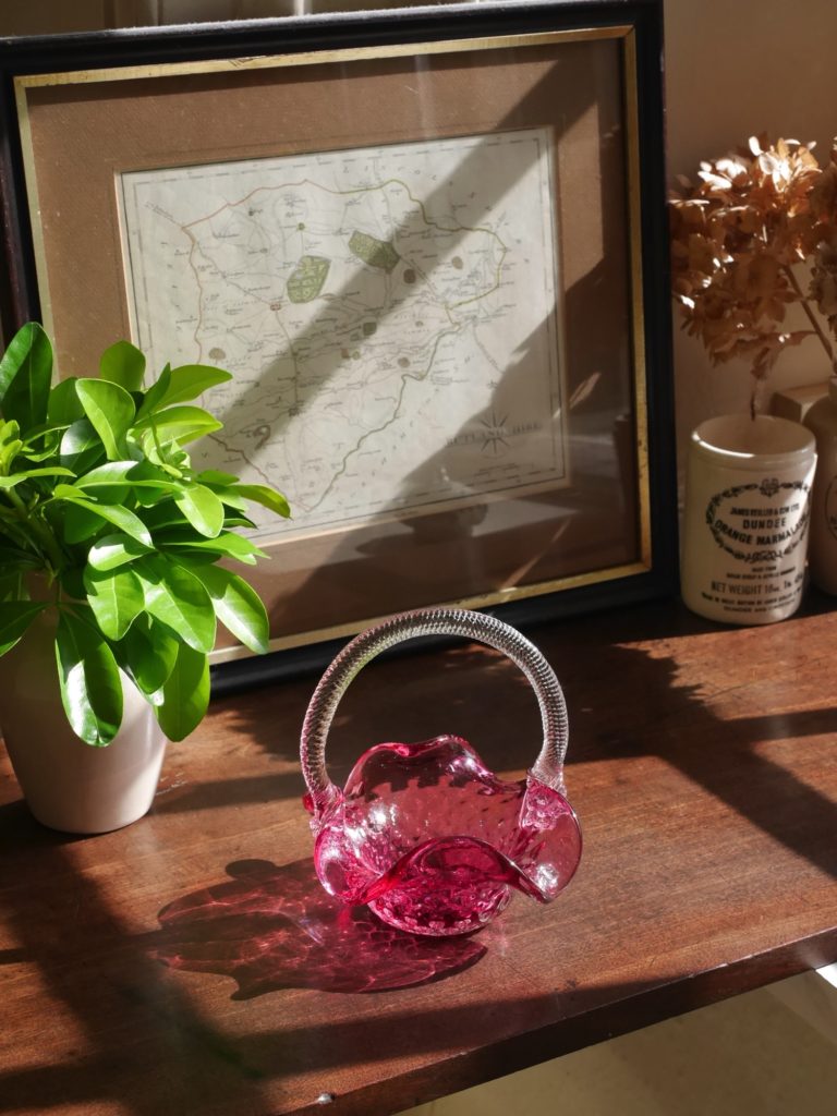 クランベリーガラスのベリーバスケット(19世紀後期)