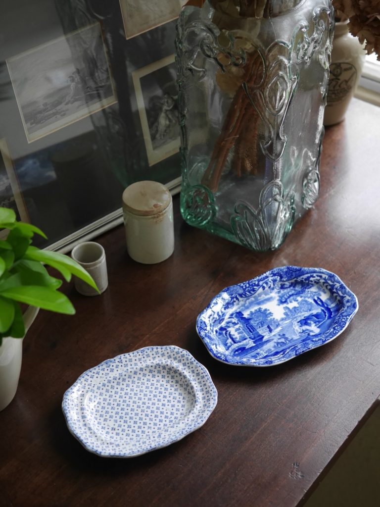 ブルー＆ホワイトの小皿２枚セット(19世紀後期から20世紀初期)