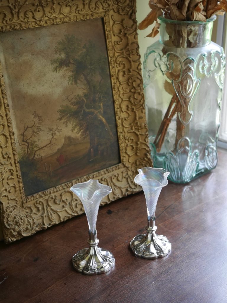 シルバープレートスタンドのガラス花瓶ペア(1900年前後)