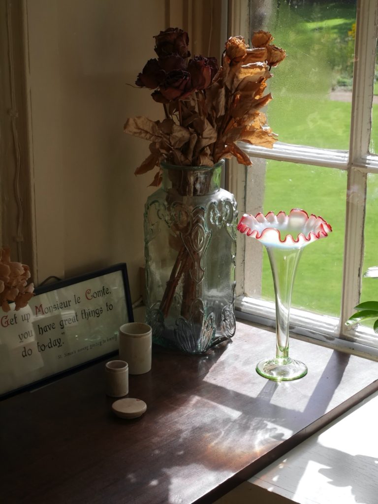 赤い淵のワセリンガラス花瓶(19世紀)