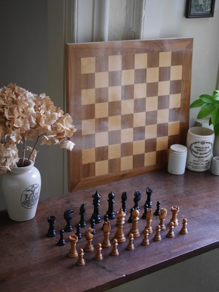黒檀と柘植のチェスの駒(19世紀後期)