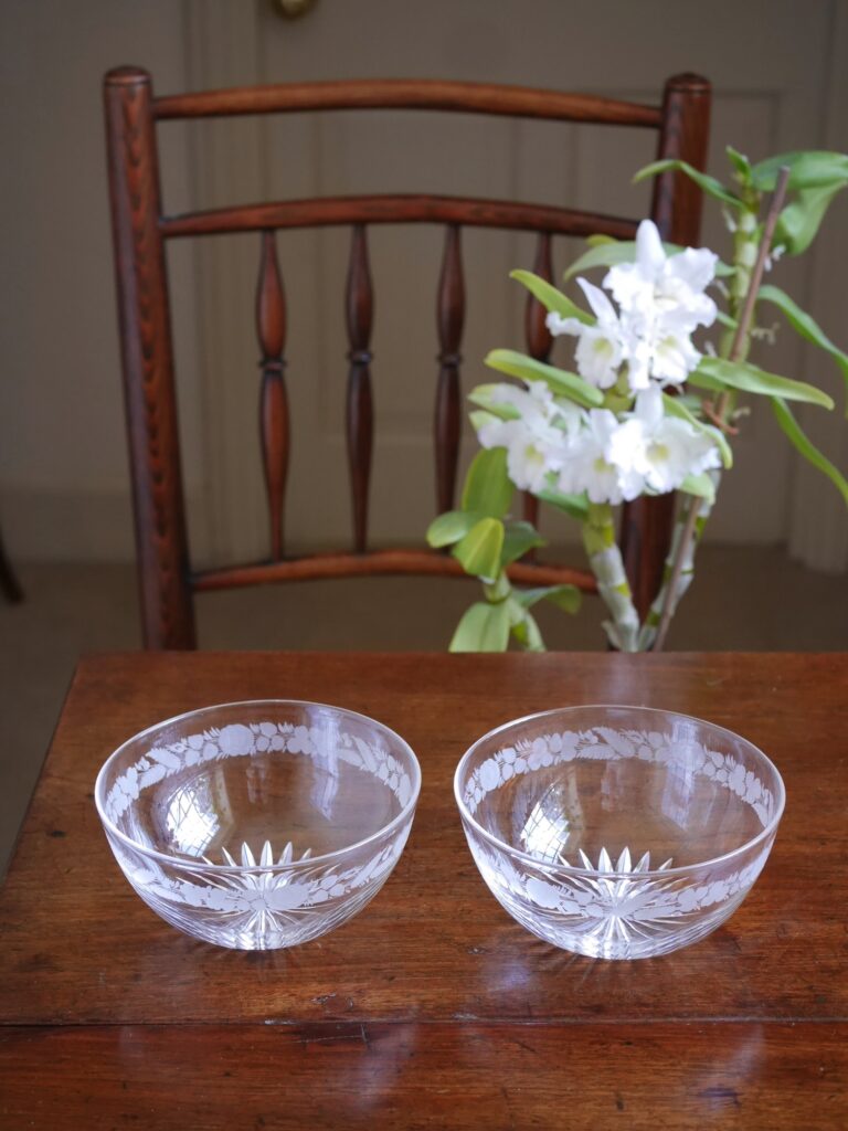 草花のエングレービングが入った深めの皿２枚(19世紀)