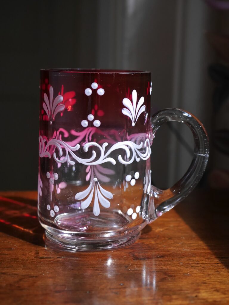 白いエナメル装飾の入ったクランベリーカップ(19世紀)