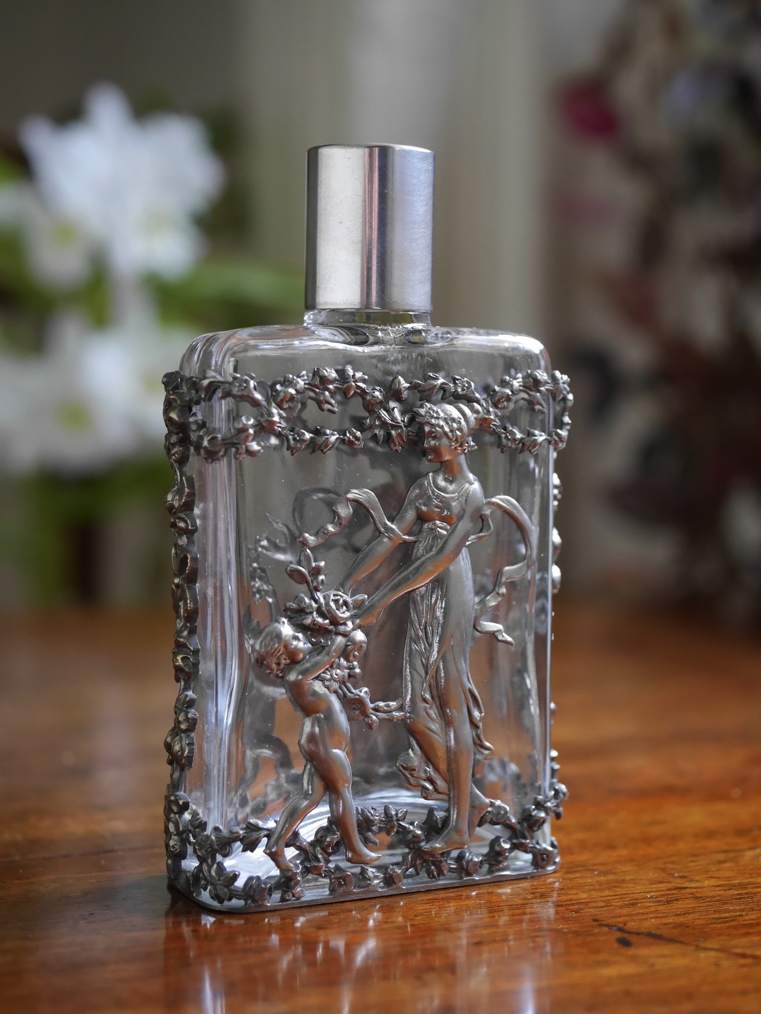 女神装飾の施された香水入れ - Burghley Antiques