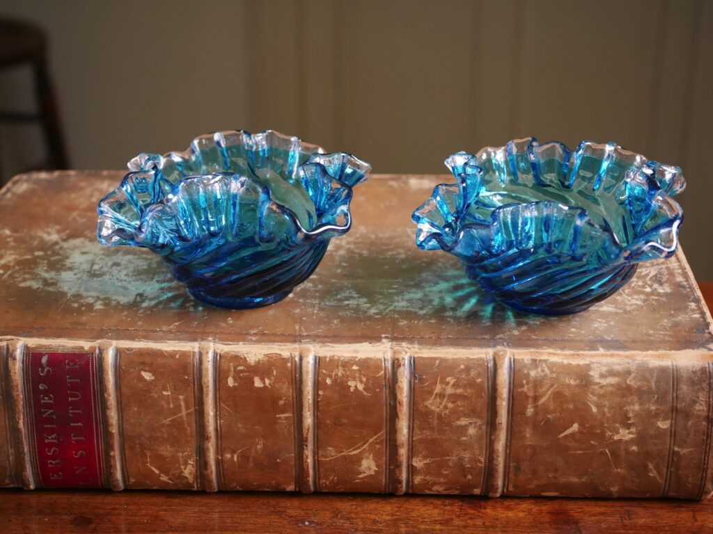 青いフリルの皿２枚セット(19世紀)