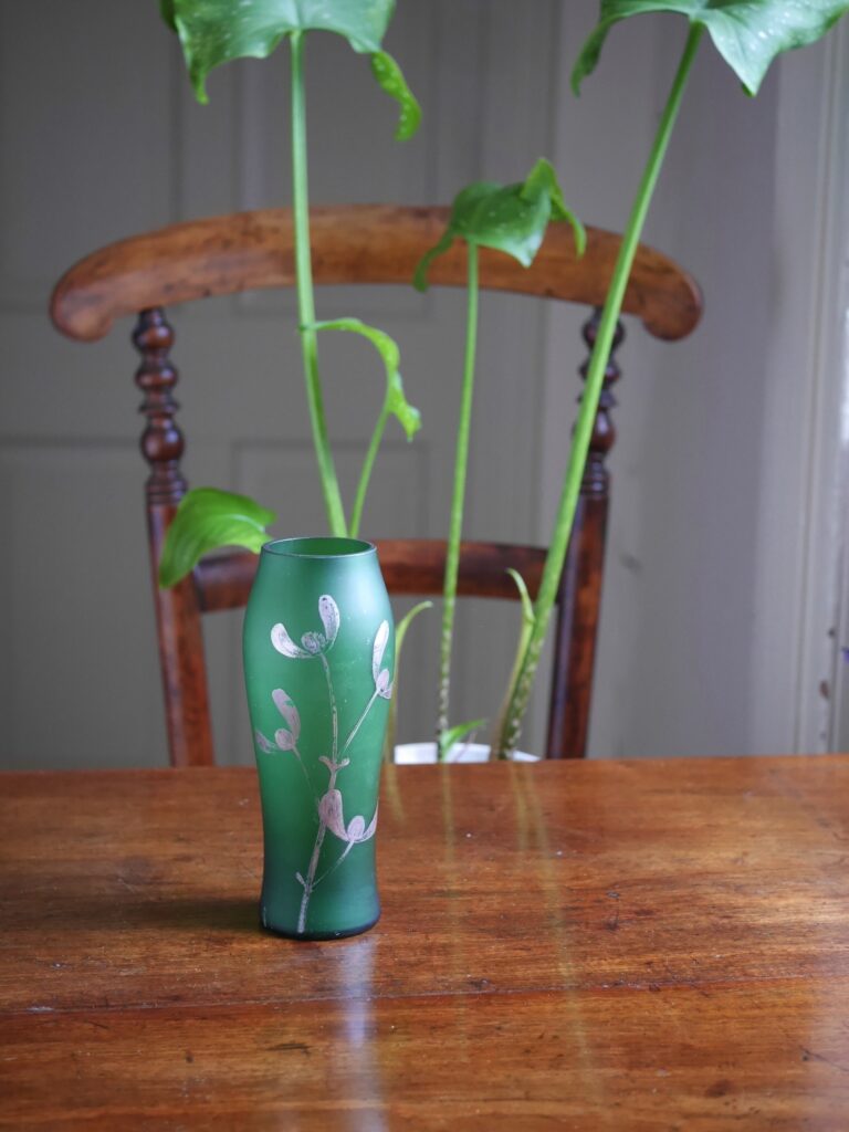ヤドリギの緑花瓶(1920年頃)