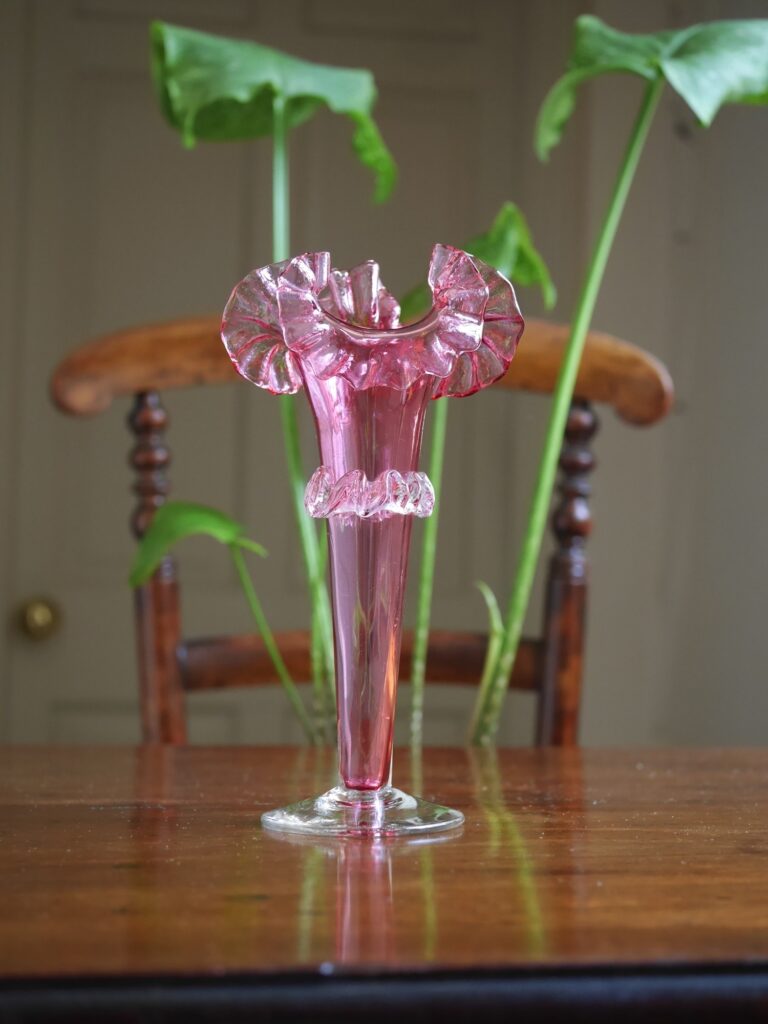フリルの美しいクランベリーガラス花瓶(19世紀)